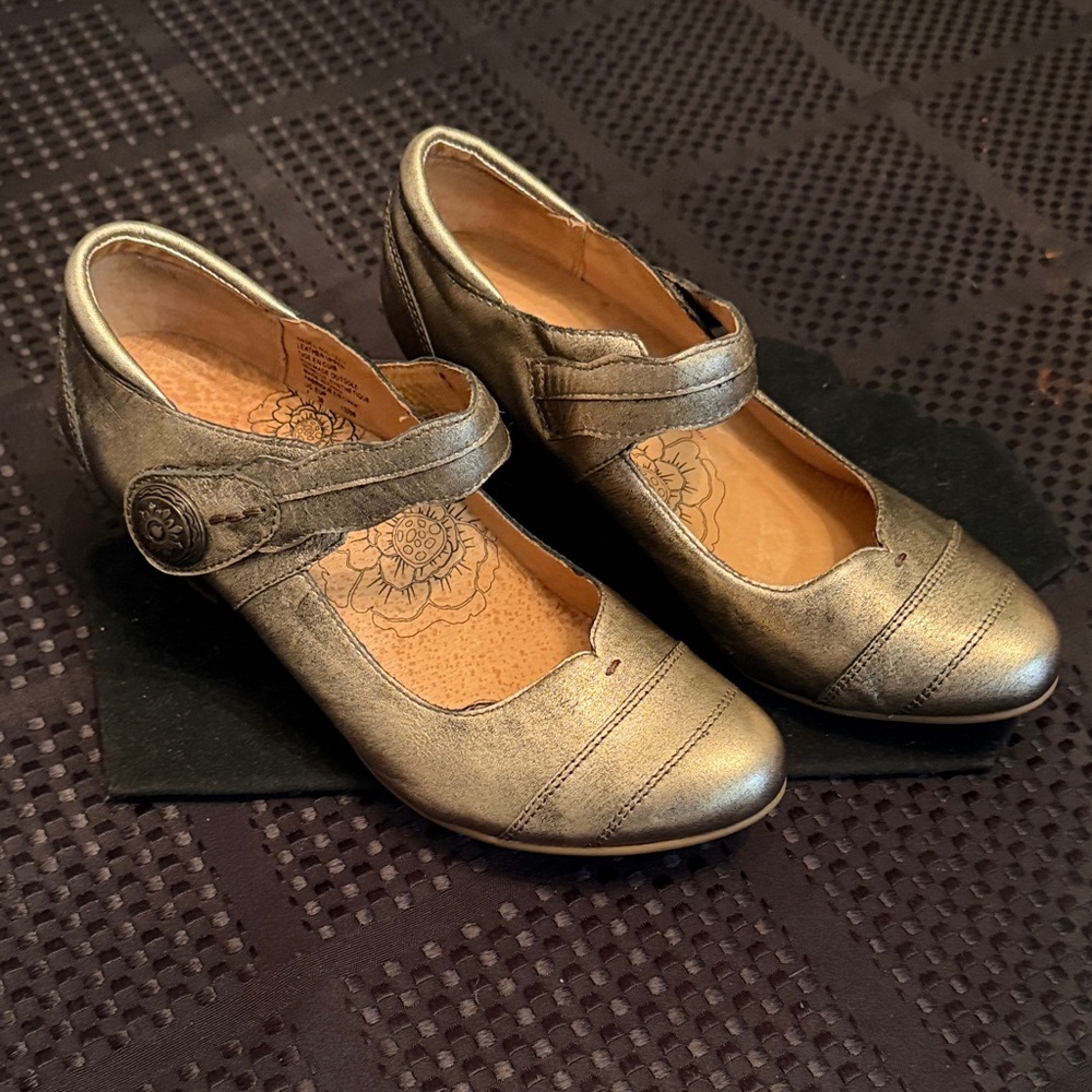Taos Footwear Metallic Mary Jane Heels